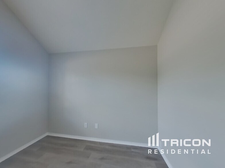 Building Photo - 2125 Bluebell Dr