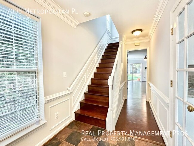 Building Photo - Gorgeous End Unit- Steps To Metro!