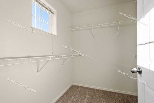 Building Photo - Spacious 2-Bedroom Townhouse with Dual Mas...