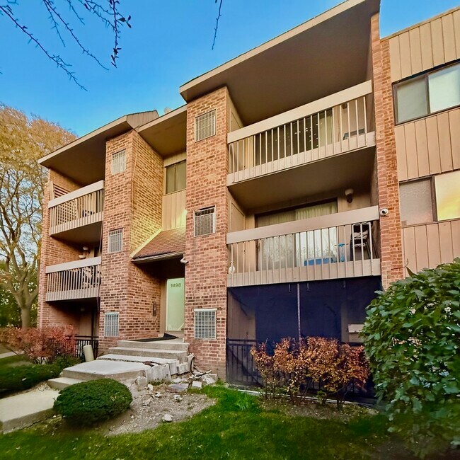 Primary Photo - 1498 E Ports O Call Dr