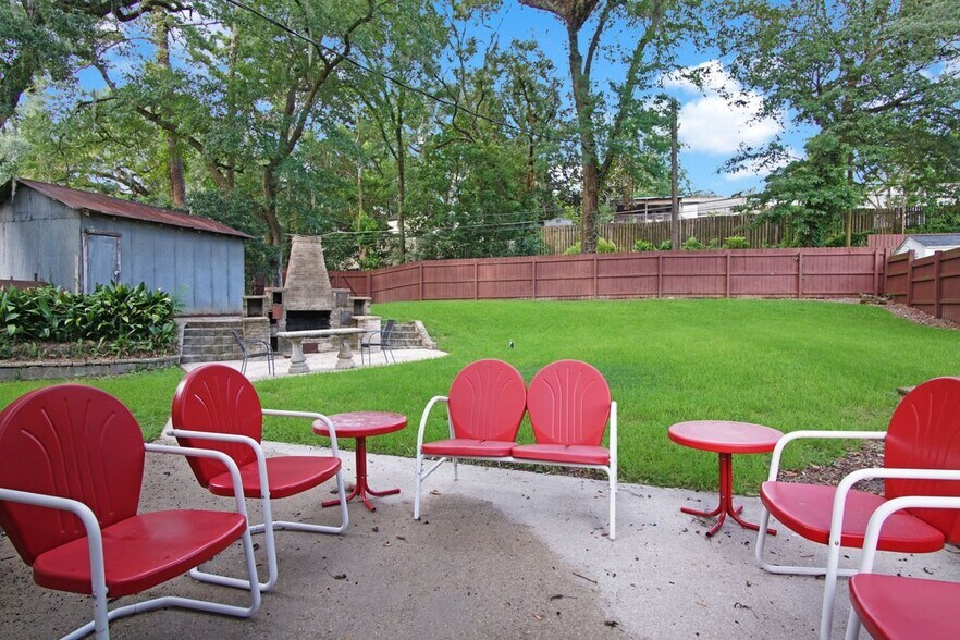 Building Photo - 1647 Lake Ella Dr