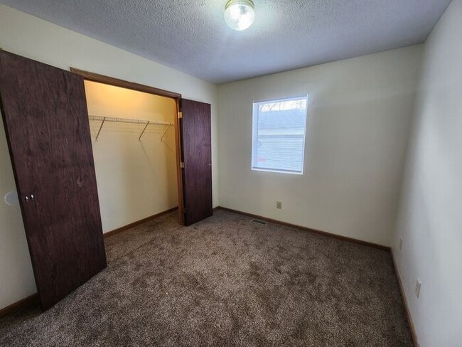 Building Photo - Updated 2 Bedroom Duplex on North Side