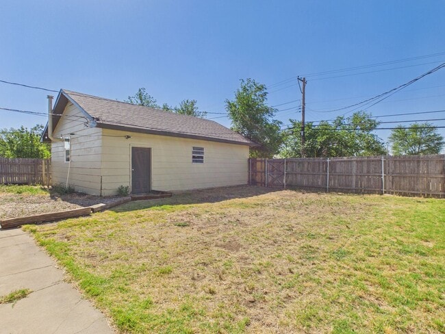 Building Photo - 5125 SW 16th Ave