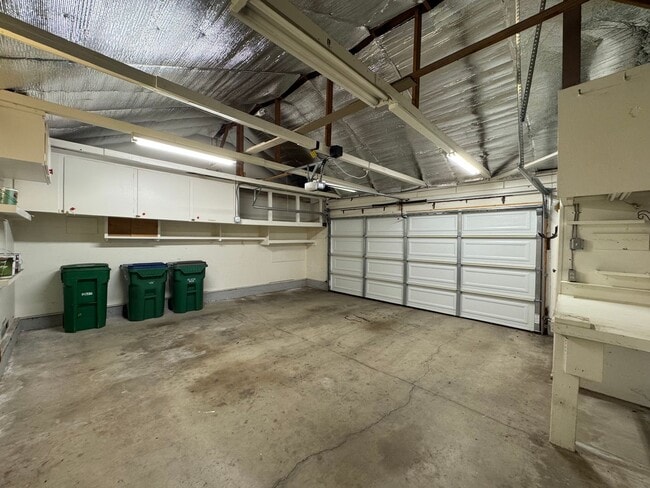 Building Photo - Charming 3Bd/2.5Ba w/Private Yard and New ...