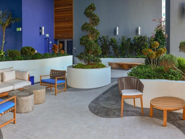 Building Photo - 1300 Brickell Bay Dr
