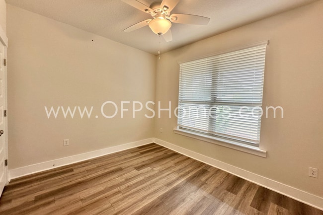 Building Photo - Pensacola 4/2 AVAILABLE NOW