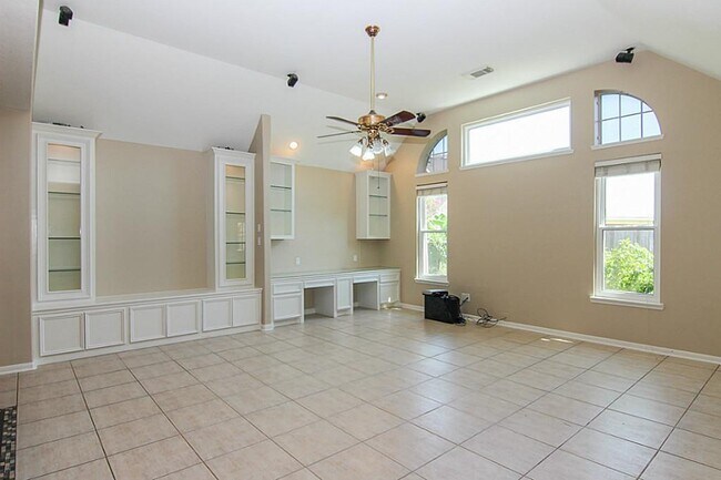 Building Photo - 2758 Laguna Pointe Dr