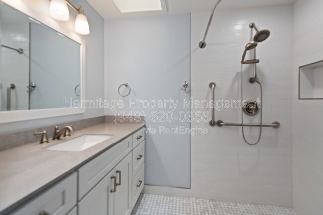 Building Photo - 1199 E 1st St