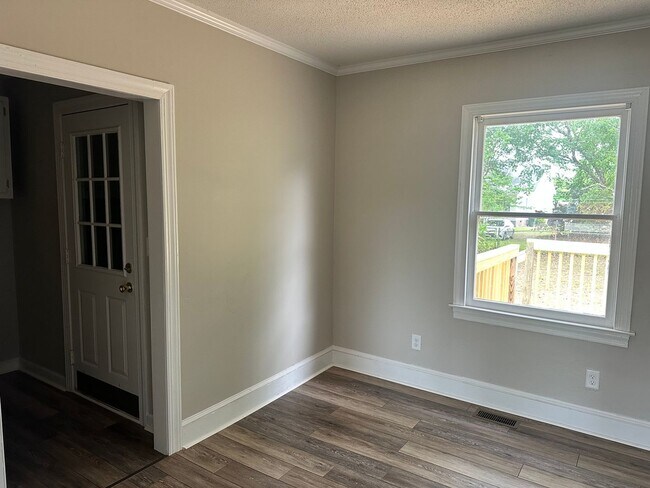 Building Photo - 810 W Country Club Dr