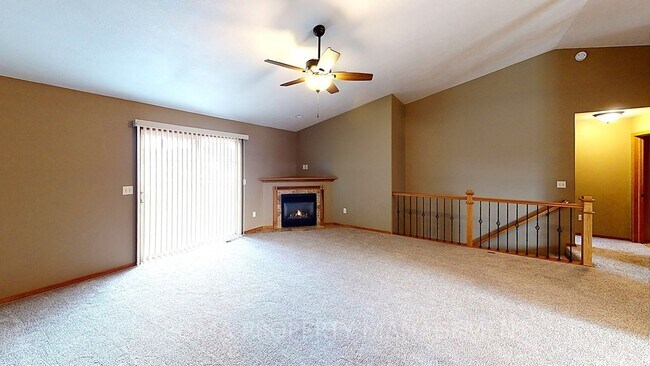 Building Photo - 3 BD, 2 BA AMENITY FILLED TOWNHOME WITH AT...