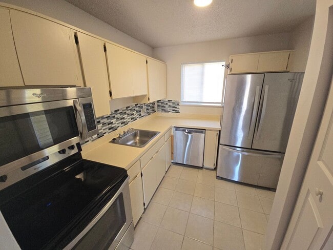 Building Photo - 2-Bedroom, 2-Bathroom Condo in Land O' Lakes