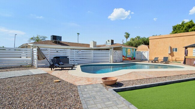 Building Photo - 2929 N 55th Pl