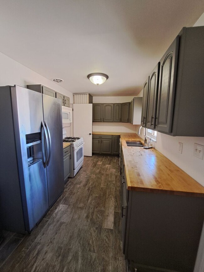 Building Photo - All Tile & Mini Splits!