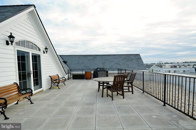 Building Photo - 900 N Washington St