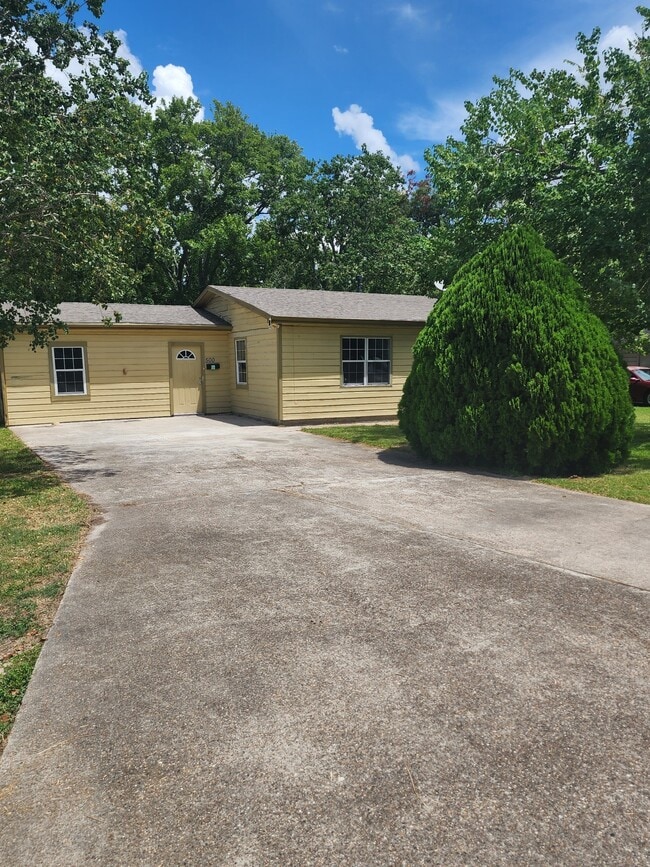 Building Photo - 500 Bluebonnet Dr