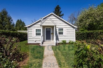 Building Photo - Charming 2 Bedroom Home Available in Woodstock Neighborhood!