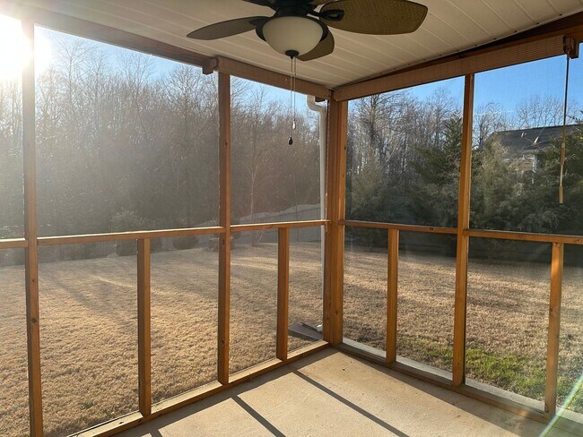 Building Photo - 549 W Holloway Dr