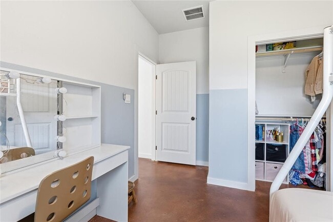 Building Photo - 10412 Parkwood Dr