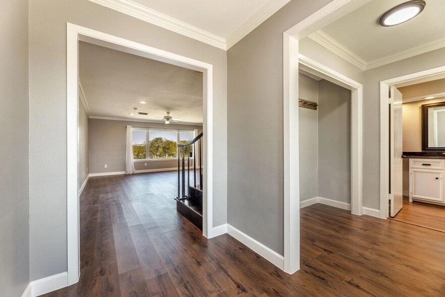 Building Photo - 6200 N Interstate 45 Service Rd