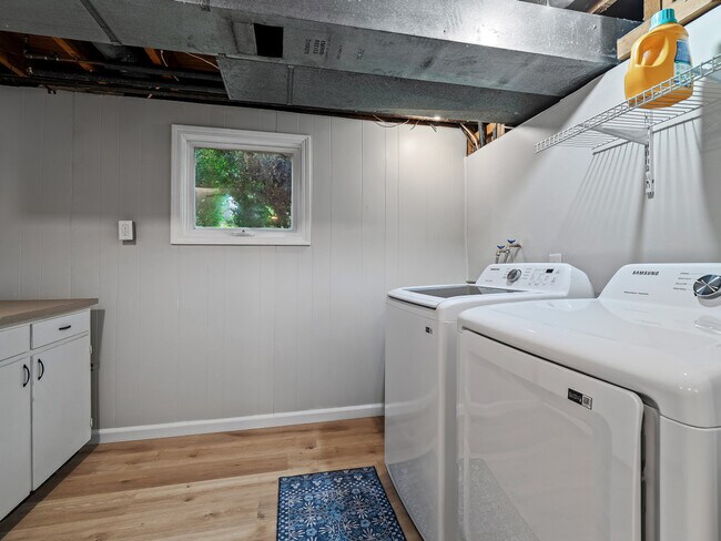 Building Photo - 5012 Hollyview Dr