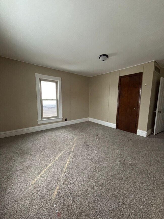 Building Photo - 3 Bdrm 1.5 Bath Duplex in Union Township