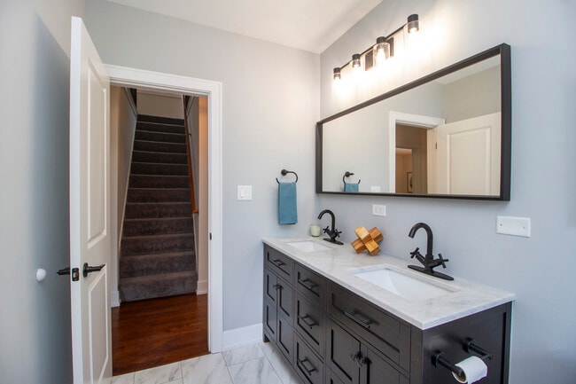 Building Photo - 724 Warner Ave