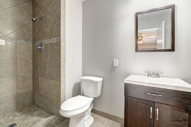 Building Photo - 5 Bed/3 Bath With Pool Backing the 60