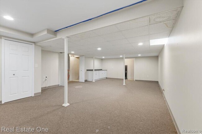 Building Photo - 720 Essex Dr