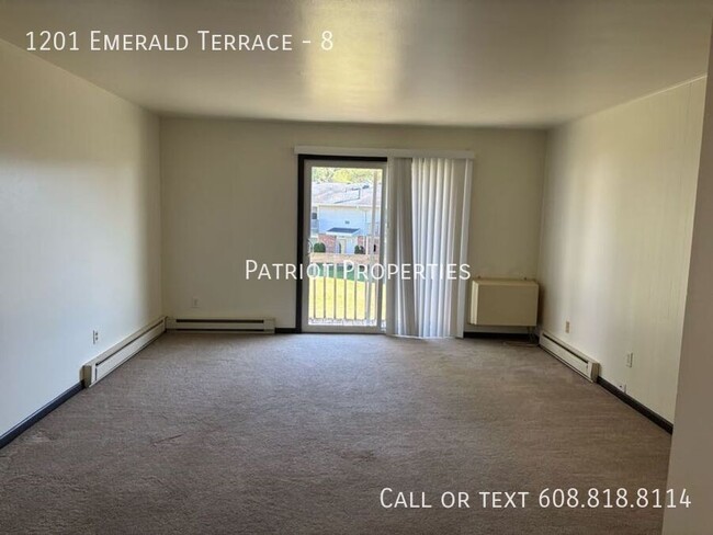 Building Photo - 1 bedroom/ 1 bath apartment in Sun Prairie...