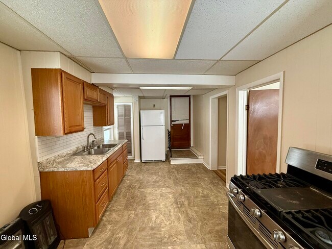 Building Photo - 13 School St