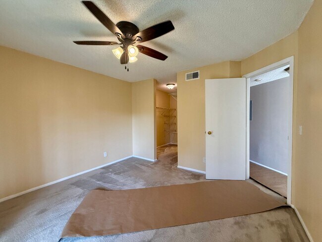 Building Photo - Belleair Village Condo 1/1 Open floor plan