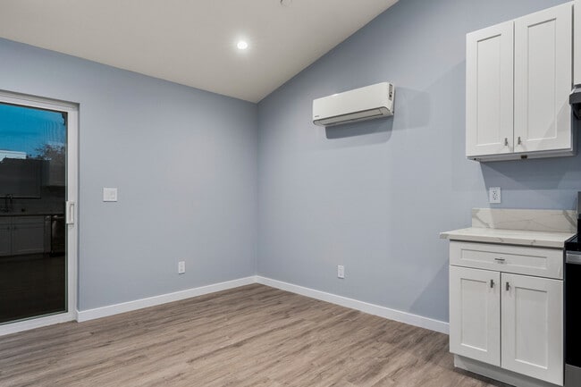 Building Photo - 335 N Olive St