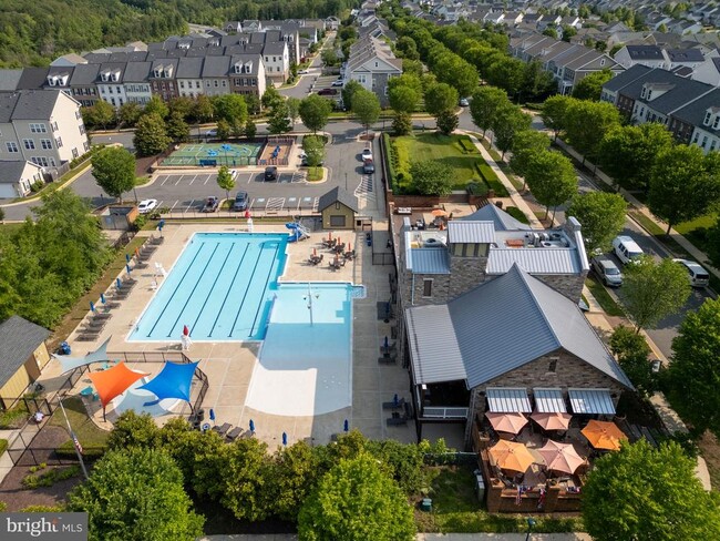 Building Photo - 214 Almond Dr