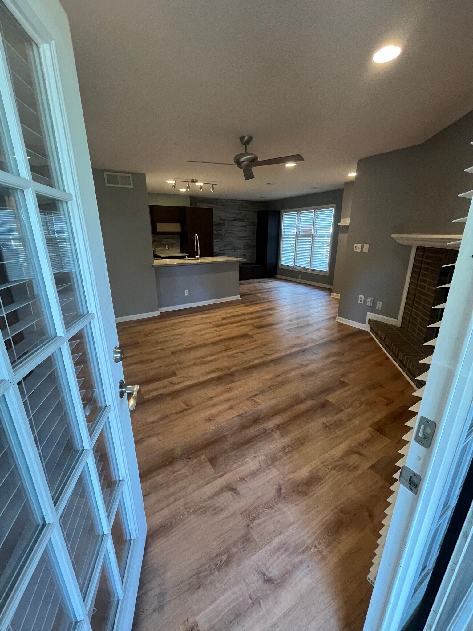 Building Photo - 417 W 8th St