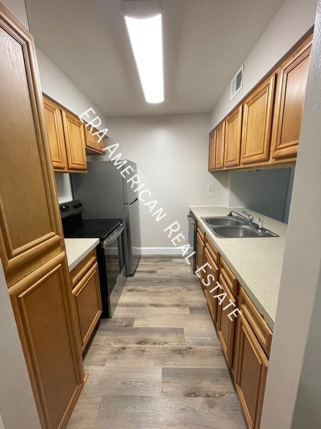 Building Photo - 613 Colonial Dr