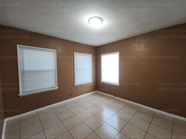 Building Photo - Charming 2 bedroom, 1 bathroom house near ...