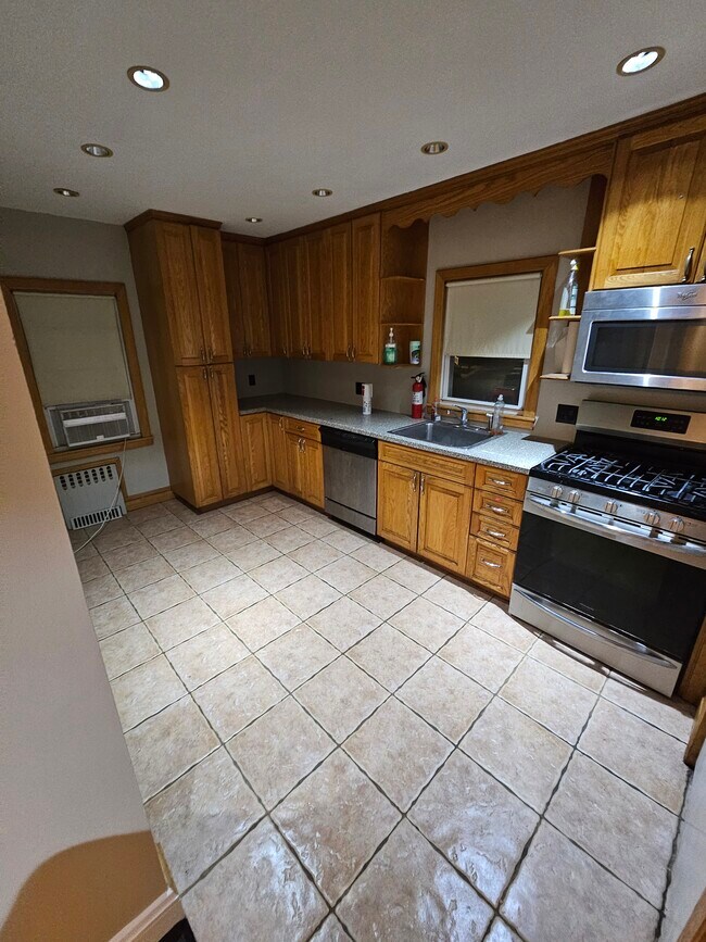 Building Photo - 28 Hartwell Pl