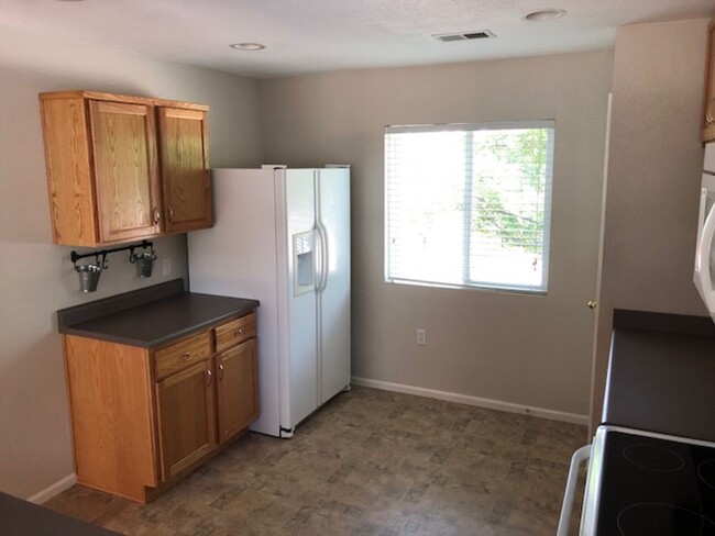 Building Photo - Excellent 3-Bed 2-Bath Home in Central For...