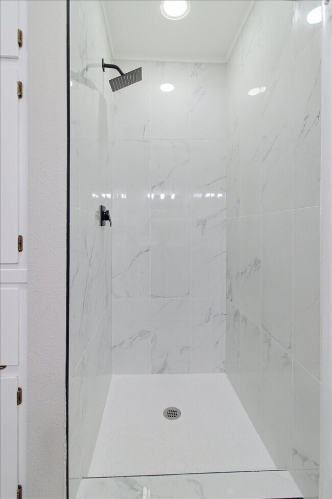 Building Photo - "Spacious 3-Bed, 2-Bath Gem with 2,155 Sq. Ft. on University Drive in Arlington, TX!"