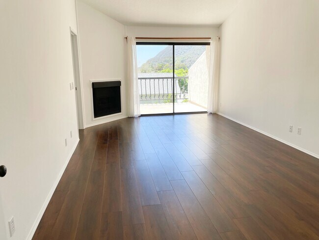 Building Photo - 1450 Palisades Dr