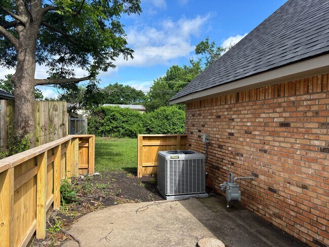 Building Photo - 4/2/2 Brick Home in Nice Sherman Neighborhood