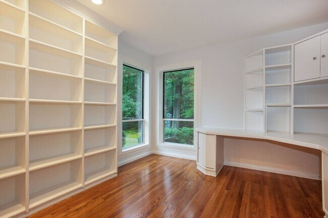 Building Photo - 12 N Ridge Rd