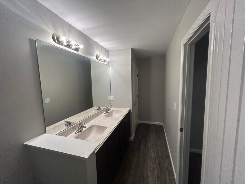 Building Photo - 205 Almond Tree Dr