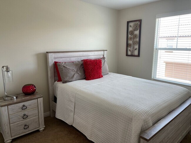 Building Photo - 3 bedroom townhouse in gated community!