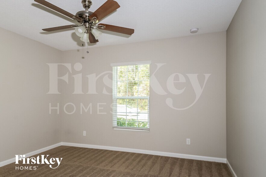 Building Photo - 1480 SW Gadsan Ave