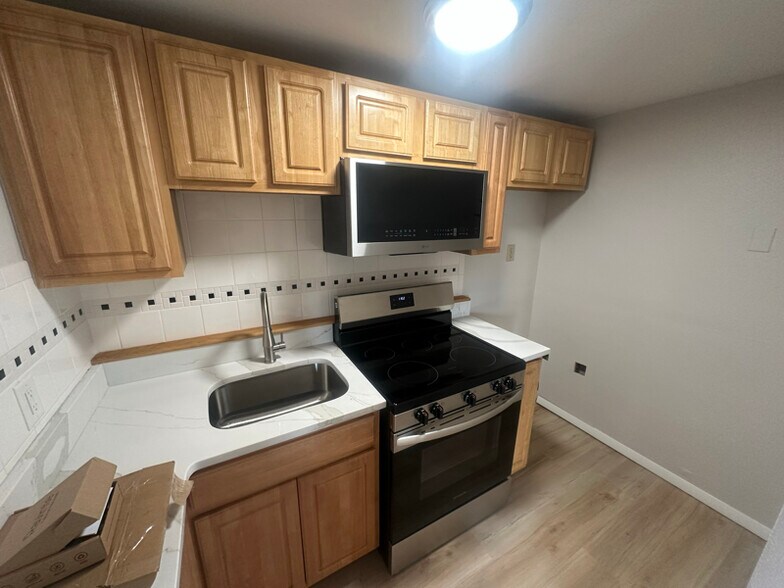 Building Photo - 261 Plymouth St