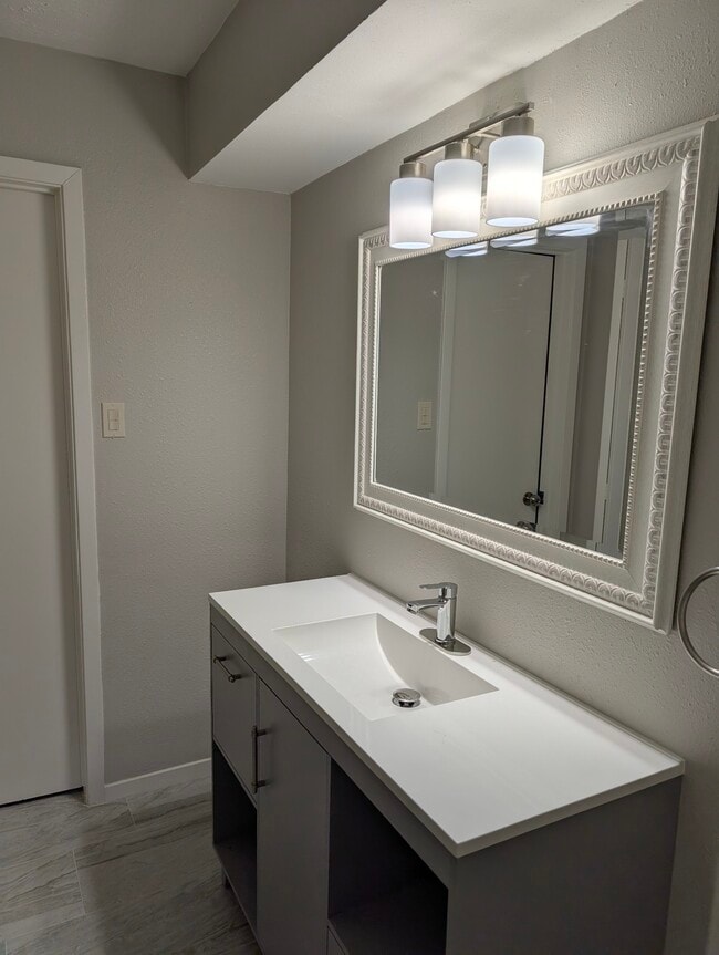 Building Photo - 3258 Continental Dr