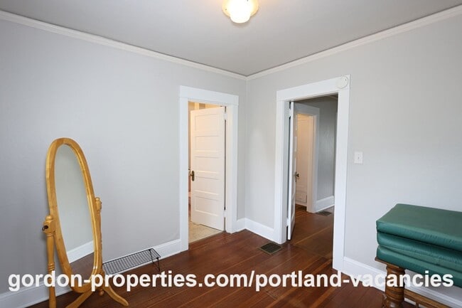 Building Photo - SE 11th Ave - Vintage 1 bedroom bungalow with office/den in Brooklyn neighborhood