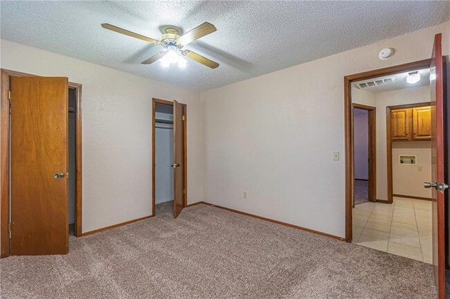 Building Photo - 904 Oakwood Dr