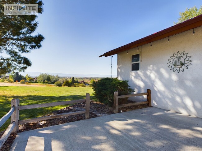 Building Photo - Stunning 3 Bedroom Ranch